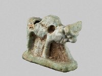 Aeg F 8  Aeg F 8, 26. Dynastie bis römische Zeit, Apis-Stier, Hellgrüne Fayence, H 1,1 cm, L 1,4 cm, B 0,6 cm : Bestandskatalog Ägypten, Museumsfoto: Claus Cordes